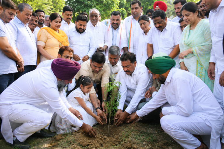 🌳🚨 ਲੁਧਿਆਣਾ ਤੋਂ ਸ਼ੁਰੂ ਹੋਈ Rahul Gandhi ਦੀ ‘ਵ੍ਰਿਕਸ਼ ਬਚਾਓ’ ਮੁਹਿੰਮ! ਹਜ਼ਾਰਾਂ ਪੌਦੇ ਲਗਾ ਕੇ ਕਾਂਗਰਸੀ ਆਗੂਆਂ ਨੇ ਦਿੱਤਾ ਵੱਡਾ ਸੰਦੇਸ਼ 🌱💚